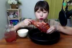 上班吃鸡腿小姐姐图片,上班途中邂逅鸡腿小姐姐