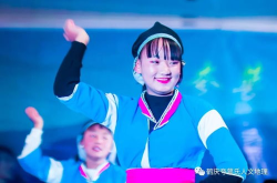 关于新年小姐姐壁纸高清,喜庆氛围，美丽绽放