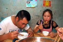 小姐姐吃水煮萝卜片,小姐姐的清新美味时光
